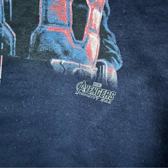 Captain America ‘Infinity War’ Crewneck - Picture 4 of 9